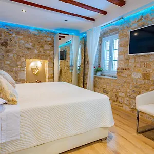 & Stars Free Parking Guest house