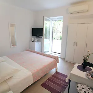 Pensión Feme, Trogir